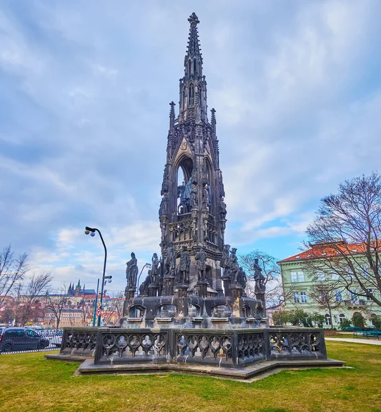 Utsmyckade Skulpterade Gotiska Kranner Fontän Gräsmattan National Awakening Park Prag — Stockfoto