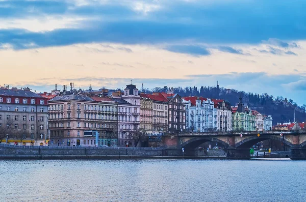 Historisk Bostad Kvällen Smichov Stranden Floden Vltava Prag Tjeckiska Republiken — Stockfoto