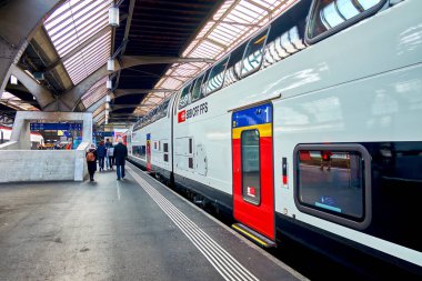 ZURİH, SWitzERLAND - 3 Nisan 2022: Zürih tren istasyonundaki şehir içi tren 3 Nisan 'da İsviçre' nin Zürih kentinde