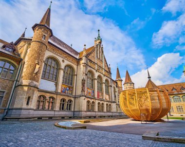 Zürih Landesmuseum 'un manzaralı avlusu, ortasında ahşap yapı, İsviçre