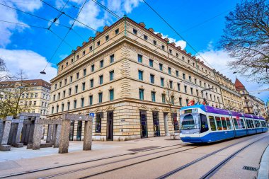 ZURİH, SWitzERLAND - 3 Nisan 2022: Bahnhofstrasse ve modern Max Bill Pavillon-Skulptur heykeli, 3 Nisan 'da İsviçre' nin Zürih kentinde