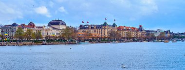 İsviçre 'nin Zürih Gölü kıyısında Zürih Operası' nın kubbesiyle tarihi binaların panoraması.