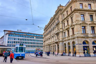 ZURİH, SWitzERLAND - 3 Nisan 2022: 3 Nisan 'da İsviçre' nin Zürih kentindeki Paradeplatz Meydanı 'ndaki tramvay istasyonu