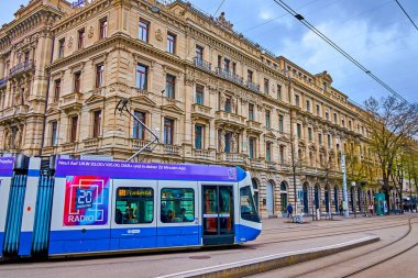 ZURICH, SWitzERLAND - 3 Nisan 2022: Orta bölgedeki Bahnhofstrasse caddesinde 3 Nisan 'da İsviçre' nin Zürih kentinde modern tramvay yolculukları