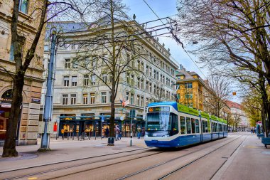ZURİH, SWitzERLAND - 3 Nisan 2022: Bahnhofstrasse the Central Avenue in town with store and restaurant, with Zürih, İsviçre