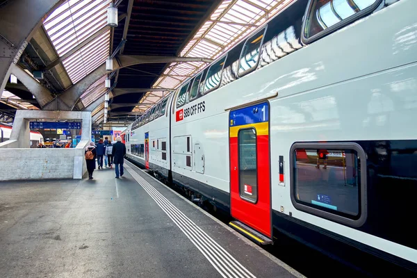 Zurich Suiza Abril 2022 Tren Interurbano Plataforma Estación Tren Zurich — Foto de Stock