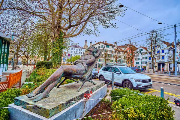 苏黎世 2022年4月3日 瑞士苏黎世林马凯大街一座小花园里的现代女性雕塑 — 图库照片