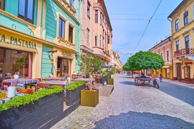 CHERNIVTSI, UKRAINE - 16 Temmuz 2021: 16 Temmuz 'da Chernivtsi' de açık hava yemekleri, küçük kafeler ve kahve evleriyle birlikte yaya geçidi Olha Kobylyanska Caddesi 'nde yürüyün
