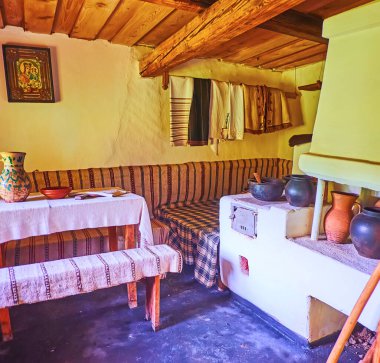 CHERNIVTSI, UKRAINE - 16 Temmuz 2021: Chernivtsi Scansen 'deki küçük Bukovinian köyü hata evinin içi kerpiç fırını ve geleneksel Ukrayna çömleği ile 16 Temmuz' da Chernivtsi 'de