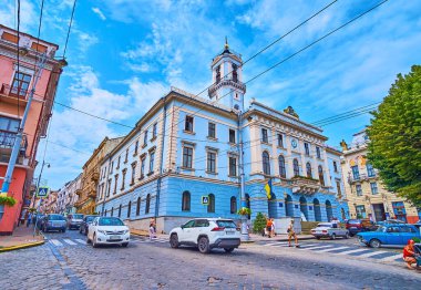 CHERNIVTSI, UKRAINE - 16 Temmuz 2021: Belediye binasının yoğun trafiği ve klasik binası ile yoğun Merkez Meydanı, 16 Temmuz 'da Chernivtsi