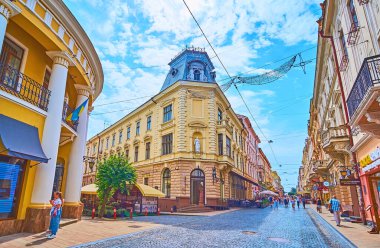 CHERNIVTSI, UKRAINE - 16 Temmuz 2021: Olha Kobylyanska Caddesi, 16 Temmuz 'da Chernivtsi' de düzenlenen tarihi mimari, zengin dekore edilmiş evler ve küçük açık hava yemekleriyle ünlüdür.