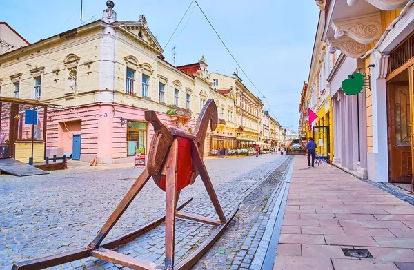 Dekoratives Schaukelpferd Gegen Die Historischen Stadthäuser Der Kobylyanska Straße Czernowitz — Stockfoto