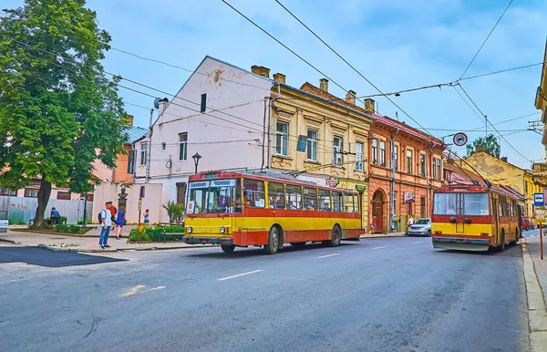 Chernivtsi Ukrajina Června 2021 Starobylé Trolejbusy Jedoucí Ruské Ulici Starém — Stock fotografie