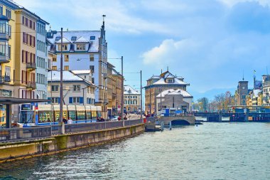 ZURİH, SWitzERLAND - 3 Nisan 2022: Limmatquai, Rathaus 'un arka planında, 3 Nisan' da İsviçre 'nin Zürih kentinde, Altstadt bölgesinin kalbinin sehpası