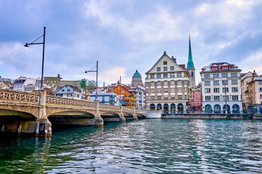 Rudolf-Brun-Brucke köprüsü ve İsviçre 'nin Zürih kentindeki Limmatquai setinin ortaçağ evleri