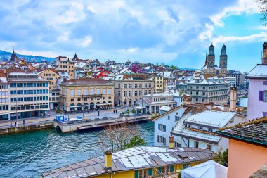 Lindenhof Hill 'den Zürih' in ortaçağ ve İsviçre 'nin Grossmunster çan kuleleri manzarası