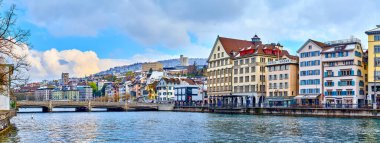 ZURİH, SWitzERLAND - 3 Nisan 2022: 3 Nisan 'da İsviçre' nin Zürih kentinde tarihi Niederdorf Mahallesi ve Limmat Nehri Panoraması