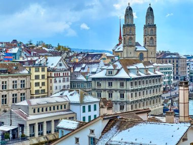 İsviçre 'nin Zürih kentindeki Grossmunster Katedrali ve ortaçağ mahallesinin çarpıcı çan kuleleri