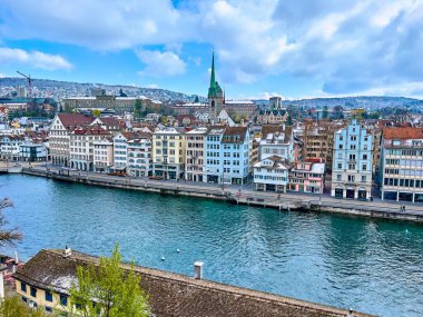İsviçre, Zürih 'te Predigerkirche kulesi olan Niederdorf Ortaçağ Mahallesi