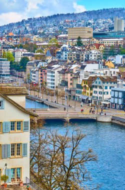 Limmat Nehri 'ndeki Lindenhof Tepesi' nin kıyıları ve köprüleri, Zürih, İsviçre