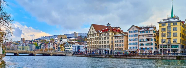 ZURİH, SWitzERLAND - 3 Nisan 2022: Limmatquai emabnkment Panoraması tarihi evleri ile 3 Nisan 'da İsviçre' nin Zürih kentinde