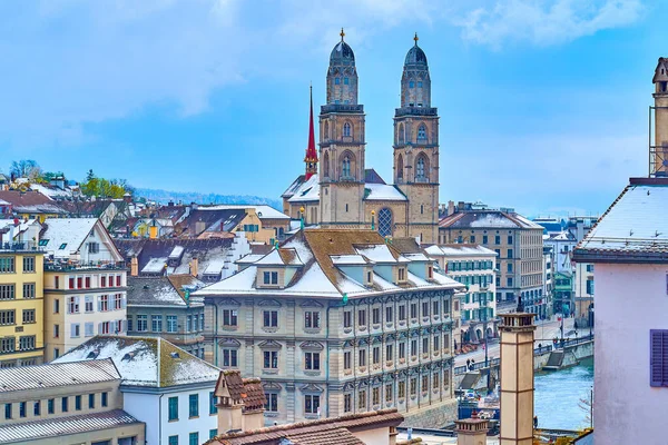 Grossmunster Katedrali 'nin Lindenhof Tepesi, Zürih, İsviçre' den çan kuleleriyle manzarası