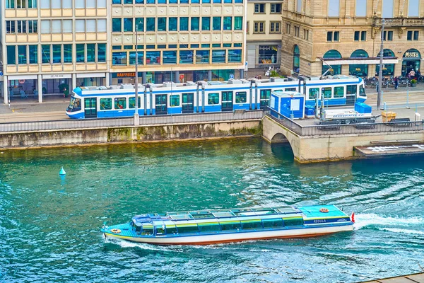 Zurich Switzerland Április 2022 Turista Csónak Vitorlázik Végig Limmatquai Töltés — Stock Fotó