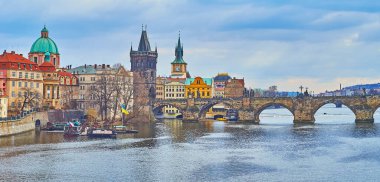 Bulutlu bir günde zarif bir ortaçağ Charles Köprüsü ile Vltava Panoraması, Prag, Çek