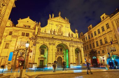 Akşam ışıklarında oyulmuş Aziz Salvator Kilisesi ile tarihi Haçlılar Meydanı, Bakış Mesto, Prag, Çekoslovakya