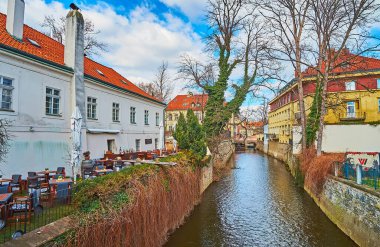 Şeytanın Kanalı, Mala Strana, Prag, Çekoslovakya boyunca uzanan tarihi evler, oteller ve restoranlar.