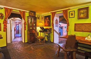 PRAG, CZECHIA - 7 Mart 2022: Küçük Mahalle 'deki vintage tavernanın iç mekanı, 7 Mart' ta Prag