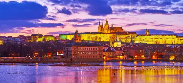 Panorama Wełtawy Oświetlonym Zamkiem Praskim Katedrą Wita Zmierzchu Czechy — Zdjęcie stockowe