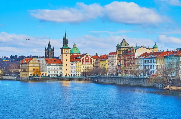 Smetana Müzesi, Eski Şehir Su Kulesi ve Vltava Nehri 'nin ahşap buz kırıcıları, Prag, Çek Cumhuriyeti' yle doludur.