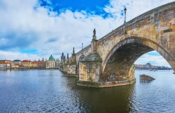 Vltava Nehri 'nin karşısındaki, Çek Cumhuriyeti' nin Prag kentinin karşısındaki, Ortaçağ kemerli Charles Köprüsü.