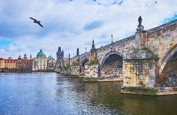 Charles Köprüsü 'nün kemerleri ve heykelleri ve dalgalanan Vltava Nehri, Prag, Çek Cumhuriyeti' nin