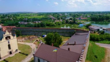 Medzhybizh Kalesi Kulesi 'nden Panorama, kalenin avlusuna bakan St Nicholas Kilisesi, korunmuş surlar, Güney Buh Nehri ve arka planda yeşil tarım arazileri, Ukrayna