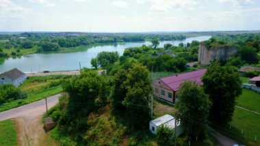 Güney Buh ve Buzhenka nehirlerinin birleşiminin manzarası yeşil bankalar ve Medzhybizh Kalesi, Ukrayna