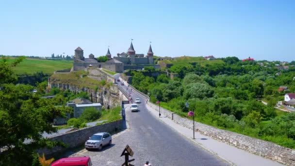 中世のカマネッツ ポジルスキ城は スモッツェリバーキャニオンと乗用車を持つ石の城橋に位置しています ウクライナ — ストック動画