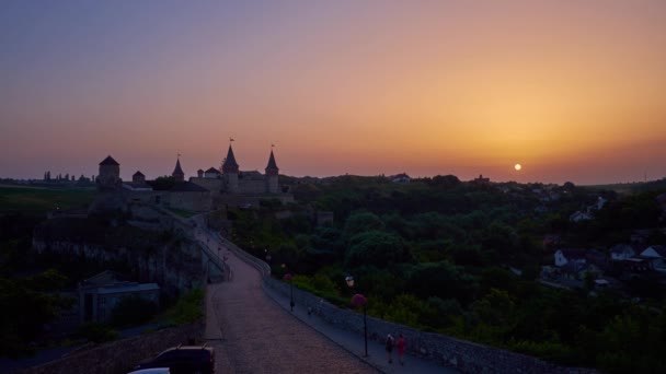 Der Malerische Sonnenuntergang Über Der Burg Kamianez Podilskyj Die Sich — Stockvideo