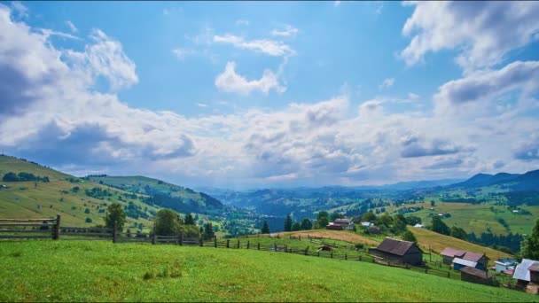Die Sich Schnell Verändernde Wolkenlandschaft Über Den Bergwiesen Der Werchowina — Stockvideo