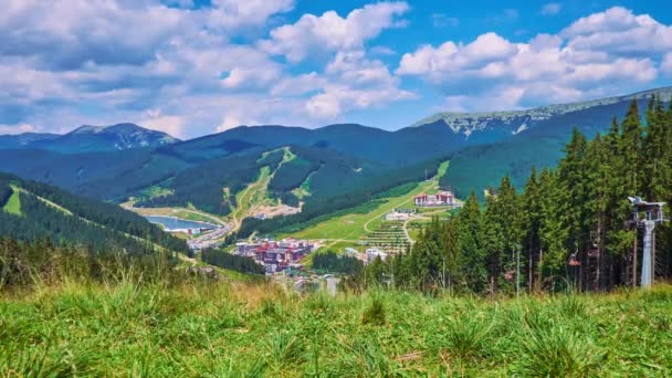 乌克兰喀尔巴阡山脉绿坡的布科维尔度假胜地 莫洛桑 湖上空快速运行的云彩和前景中的布科维尔山山坡上的椅子升降的时间差 — 图库视频影像