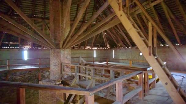 木製の屋根 階段および橋が付いている中世の防御タワーの内部 ウクライナ メディシジ — ストック動画