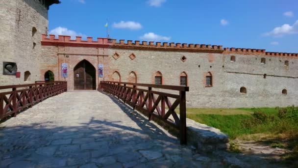 中世のMedzhybizh城城壁のパノラマビューは 堀の上に橋で 入り口 ウクライナにつながる — ストック動画