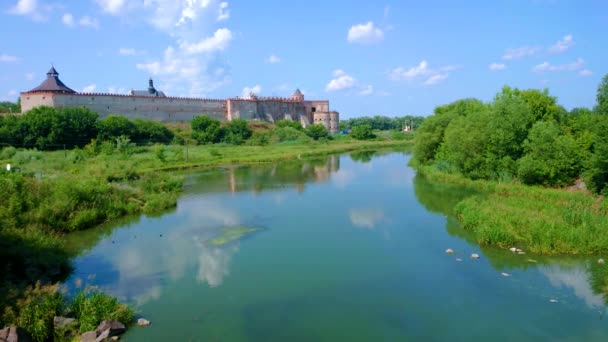 Pintoresco Castillo Medieval Medzhybizh Reflejo Aguas Azules Brillantes Del Río — Vídeos de Stock
