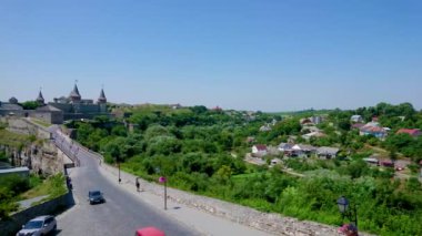 Tarihi Kamianets-Podilskyi Kalesi 'nin panoraması. Taştan Castle Köprüsü ve Smotrych Nehri kanyonu, yeşil ağaçlarla kaplı, Ukrayna