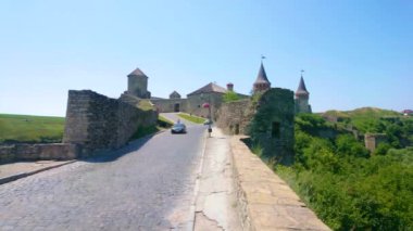Kamianets-Podilskyi Kalesi 'ne giden yol Ukrayna' nın Smotrych Nehri Kanyonu 'nun karşısındaki Castle Köprüsü' nden geçiyor.
