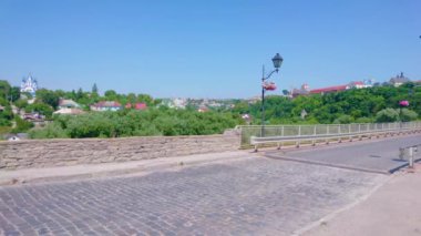 Büyük Smotrych Nehri Kanyonu 'nun Panorama' sı ve eski taş kale köprüsü, binici arabaları, Kamianets-Podilskyi, Ukrayna