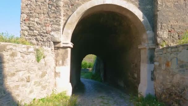 保存された石の中世の風の門を歩くスティーブンバスルームタワー Kamianets Podilskyi ウクライナ — ストック動画