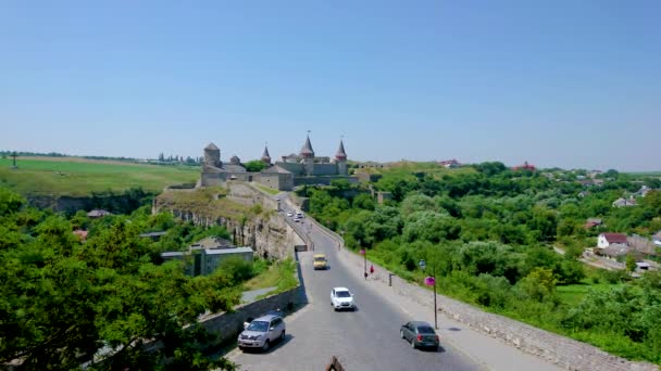 Die Malerische Mittelalterliche Burg Kamjanez Podilskyj Dominiert Die Felsige Halbinsel — Stockvideo