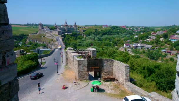 Die Mittelalterliche Burg Kamjanez Podilskyj Und Die Burgbrücke Sind Die — Stockvideo